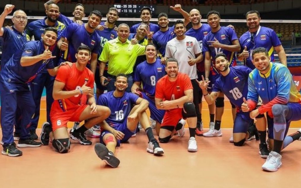MLSVenezuela's tweet photo. Nos tomamos el atrevimiento de abrir un debate que nadie pidió: El color azul, el de nuestra bandera, ha estado en algunas de las hazañas deportivas del país ¿Y si la @SeleVinotinto lo adopta? La idea es NO eliminar el Vinotinto, sino añadir el azul como alternativa. Piénselo https://t.co/qgDgKQ1EUv