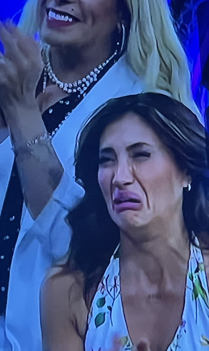 Tan sobreactuada esta mujer y con la necesidad de ser constantemente la florero de mesa  #FiebreDeBaileCHV

Agotadora la señora