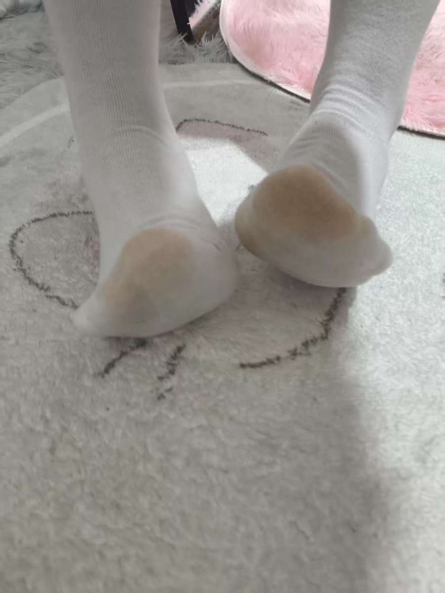 高颜值可爱的风初中生小妹妹，拍照技术比较稚嫩，不怎么会用美颜，每周都能攒出三双左右的袜子，而且因为运动量大压抑味道特别顶，绝对是个大汗脚，这汗渍太明显了，反差感拉满了！