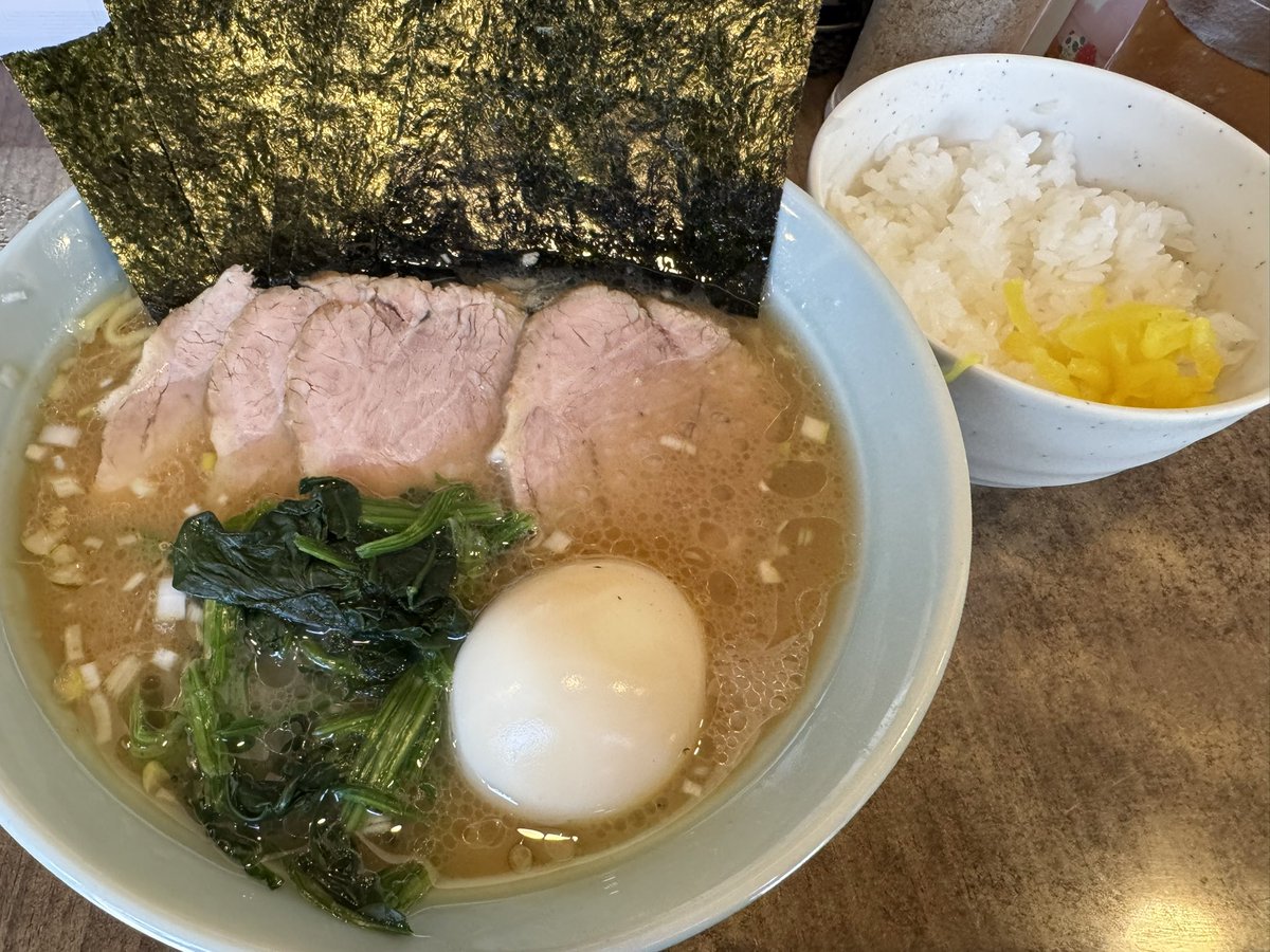 吉祥寺の家系をついこの間食べて(ラーメンチョップの方が美味いな)と思ったので昨日食べてきた
やはりチャーシューもスープもこちらの方が好みだった