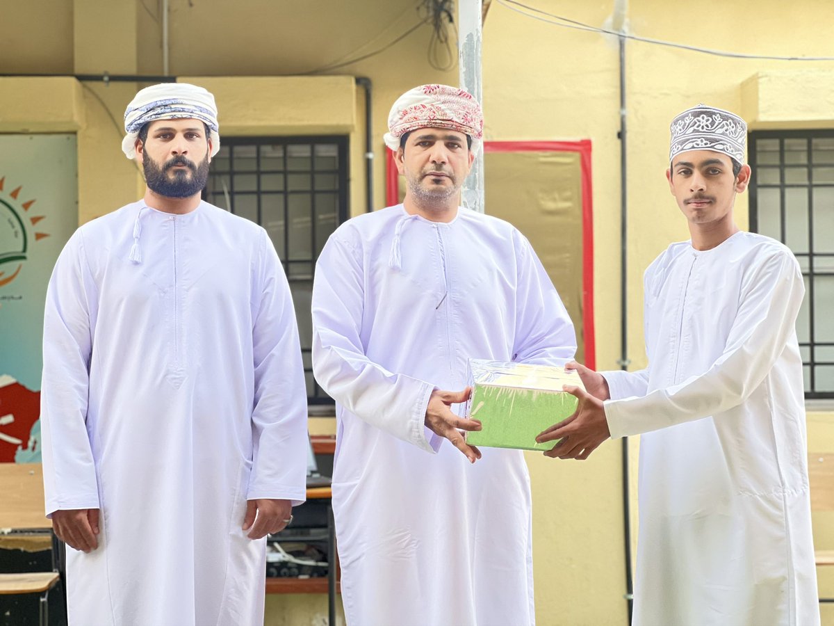 mdrst_abw's tweet photo. تحت شعار (أنامل رمضانية مبدعة) اختُتمت مسابقة جماعة الفنون التشكيلية بإشراف الأستاذ ناصر السيابي.

حيث تم تكريم أوائل الطلبة المشاركين في مجالي الخط العربي والرسم، كما شمل التكريم جميع المشاركين تشجيعًا لهم على إبداعهم وتميّزهم.
#تعليمية_الداخلية 
الخط العربي https://t.co/2H9uWdpwQ5