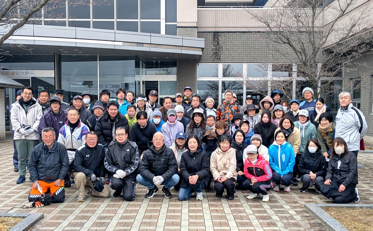 3月15日(日)に院内清掃活動を実施しました。上田市薬剤師会、新田自治会役員の方々を中心としたボランティアの皆様のご参加を頂き、約60名で敷地内の落ち葉清掃や剪定作業を行いました。植え込みも整えられ、清々しい環境になり春を迎えられます。早朝よりご協力いただき改めて御礼申し上げます。