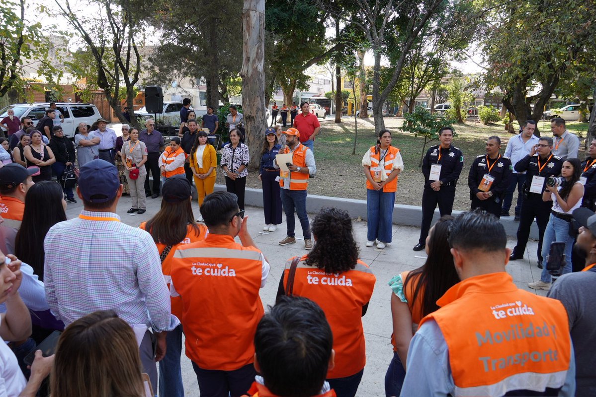 En el marco del Martes Comunitario, visitamos las colonias Jardines de San José, Jardínes de la Cruz y Jardines del Sur para escuchar de cerca las necesidades de la ciudadanía. 👥
Al finalizar nuestro recorrido, llegamos al Centro de Atención Múltiple Jomtiem TH donde inauguramos