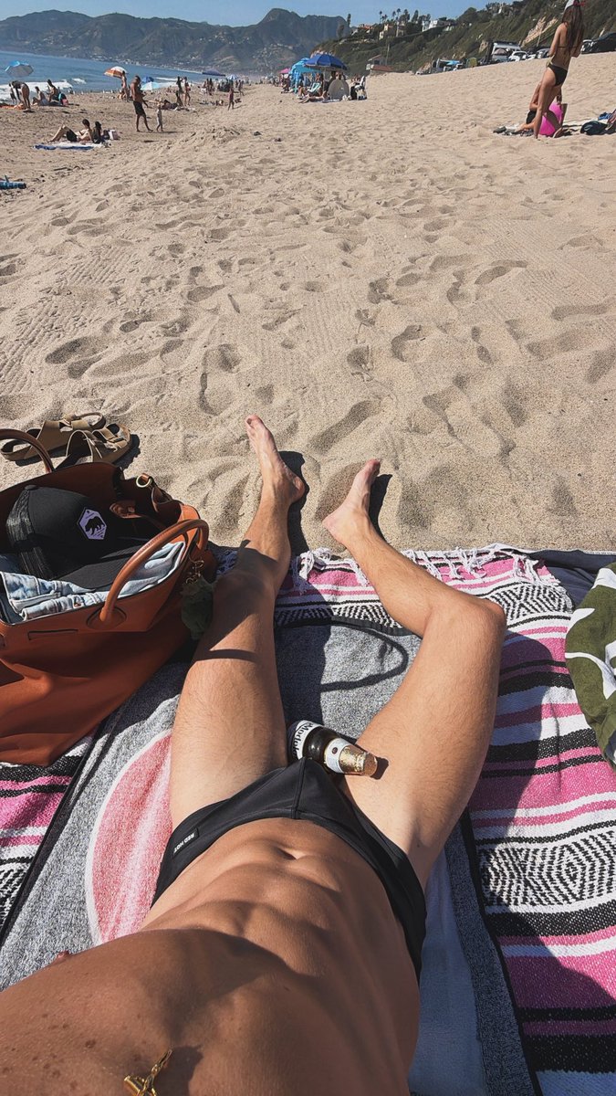 americantwink_'s tweet photo. malibu 💙 https://t.co/pvkeuJ8xKw