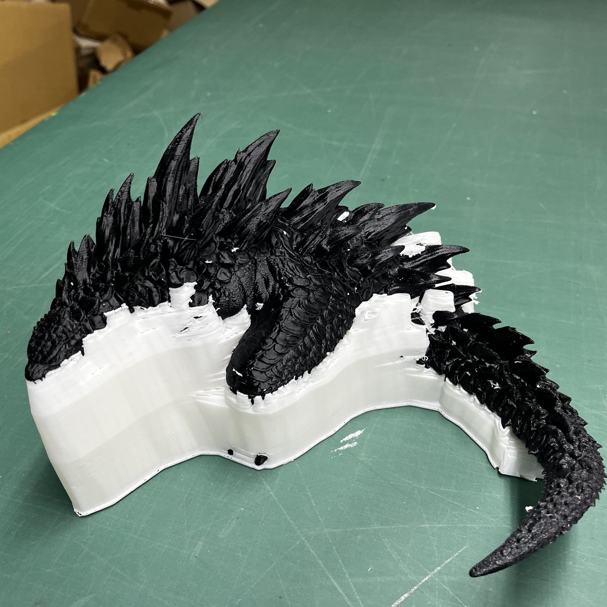 kusanosa's tweet image. ゴジラのフリーデータをダウロードして3Dプリント。※個人用

今日から少しずつ上げていきます。
3Dプリンターは即完成品が出来ると思っている人が多いですが、実際は樹脂を支えるサポートも同時に出てきて、それを外すのが面倒な作業です。

#3Dモデル 
#3DModels 
#ゴジラ 
#Godzilla