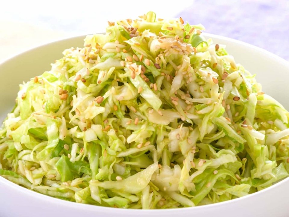 foodistnote's tweet photo. キャベツだけで作れるサラダです。ポリ袋にポン酢、ごま油、おろしにんにくなどの調味料を入れて、そこに千切りキャベツを加えてもみ込みます。10分おいたら完成。香ばしいごま油の香りとにんにくの風味に味ぽんが合わさり、後味はさっぱり。箸休めにもおすすめです。 https://t.co/kI8wPexNdt
