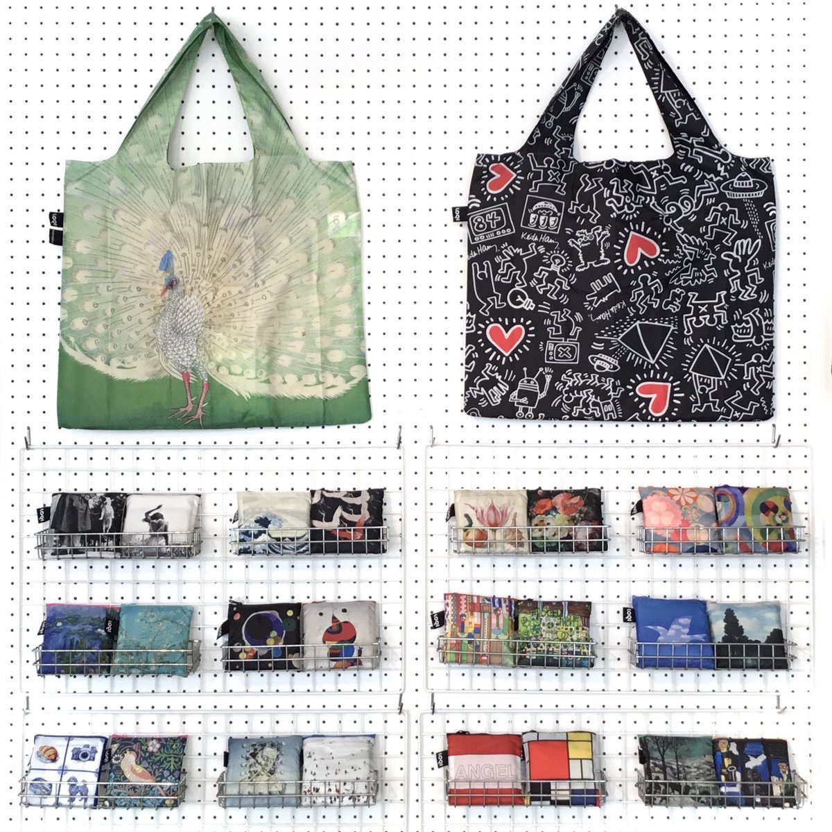 kinbims's tweet photo. 人気のアート柄エコバッグ、入荷しました！おすすめを3つピックアップしてみました✨ 左からフンデルトヴァッサー、ヒルマ・アフ・クリント、バスキアです。今なら種類が揃っているので、ショップでお好きな柄を見つけてくださいね！

#神奈川県近代美術館 #葉山 #ミュージアムショップ https://t.co/01xx55L7tF