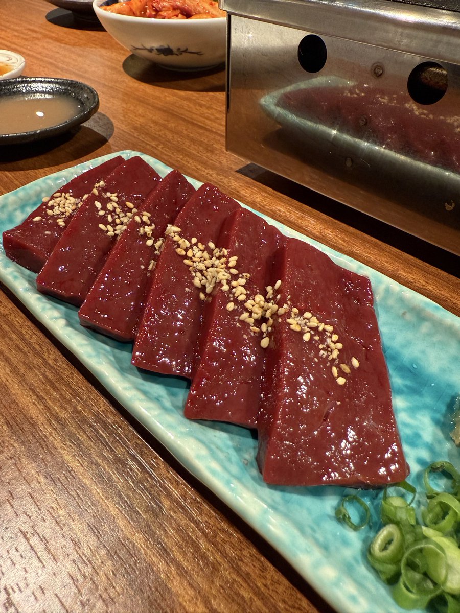 今の若い世代は、かつて焼肉屋で「レバ刺し」が当たり前に出てきた時代を知っているだろうか。

どこの店にも普通にあって、何も特別じゃなかった。
牛レバーを“生で食べる”という、今では考えられない文化がそこにあった。

それが2011年、たった一つの店の判断ミスで消えた。