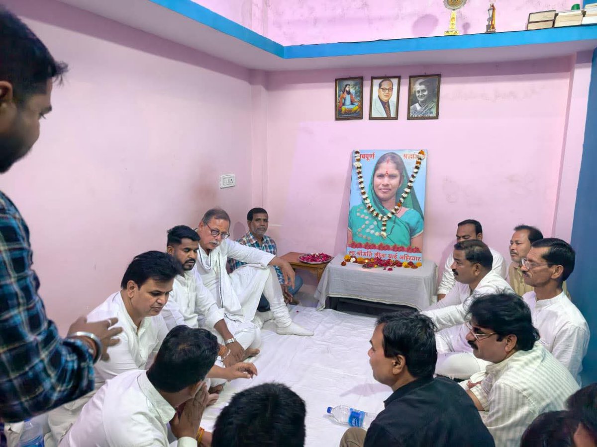IYCMadhya's tweet photo. कांग्रेस के वरिष्ठ नेता, पूर्व नेता प्रतिपक्ष विधायक श्री @ASinghINC जी ने युवा सोशल मीडिया प्रदेश समन्यवयक @Neelesh37620482  के निवास पहुंचकर उनकी माता जी कों श्रद्धांजलि अर्पित की। https://t.co/HloJe9GjPr