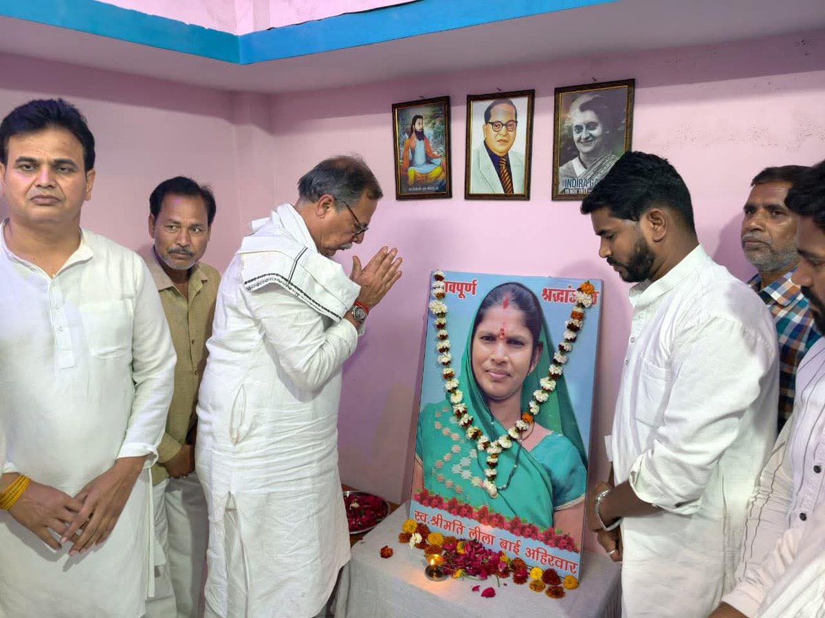 IYCMadhya's tweet photo. कांग्रेस के वरिष्ठ नेता, पूर्व नेता प्रतिपक्ष विधायक श्री @ASinghINC जी ने युवा सोशल मीडिया प्रदेश समन्यवयक @Neelesh37620482  के निवास पहुंचकर उनकी माता जी कों श्रद्धांजलि अर्पित की। https://t.co/HloJe9GjPr