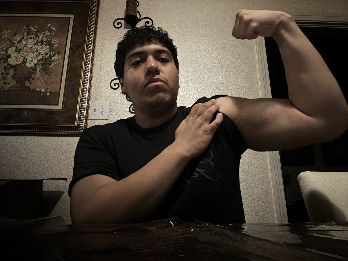 oversanleo's tweet photo. Biceps coming woot woot https://t.co/LhCA72VAFk