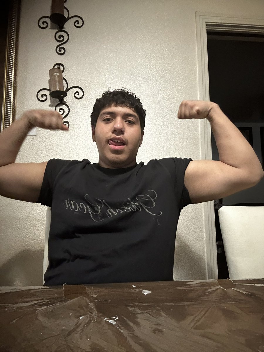 oversanleo's tweet photo. Biceps coming woot woot https://t.co/LhCA72VAFk