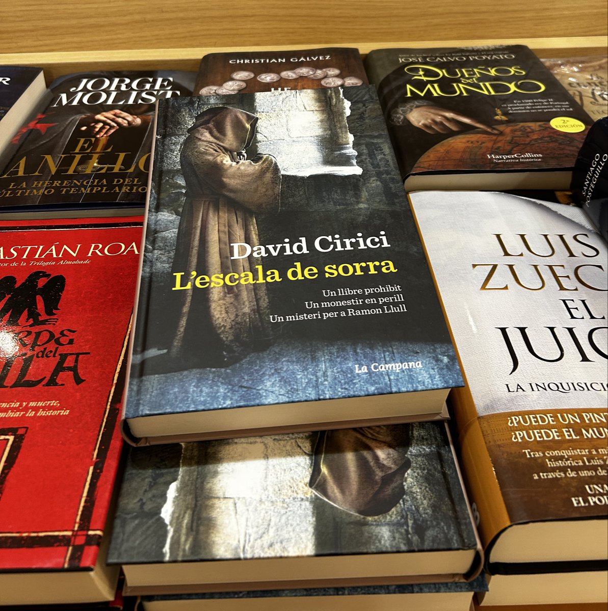 gemju3's tweet photo. Un nou llibre de David Cirici.
L’ escala de sorra ,
Amb ganes de llegir-lo ! https://t.co/bNtQ2Buurm