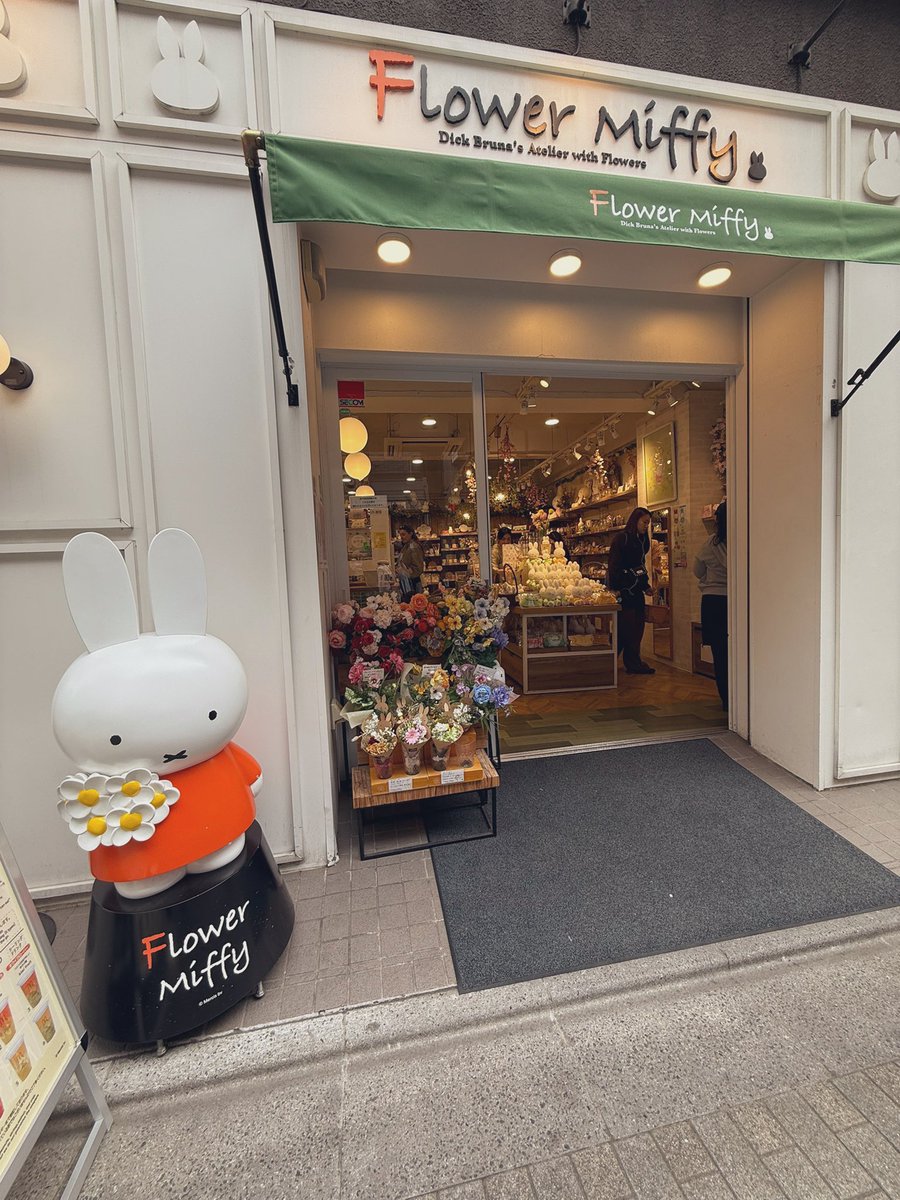 tsumami5050's tweet photo. 3月18日　東京　晴れ

今日は少し暖かいですね！
コートだと暑いです🫠

本日は、浅草へ足を運んでいます♪
大好きな場所です！

お店が沢山あって
何を食べたいか迷っちゃいますね！
ミッフィーの可愛いお店を見つけましたよ♡仲見世も賑わってます🫶🏻

皆様も良き1日をお過ごしください🍀

#浅草
#ASAKUSA