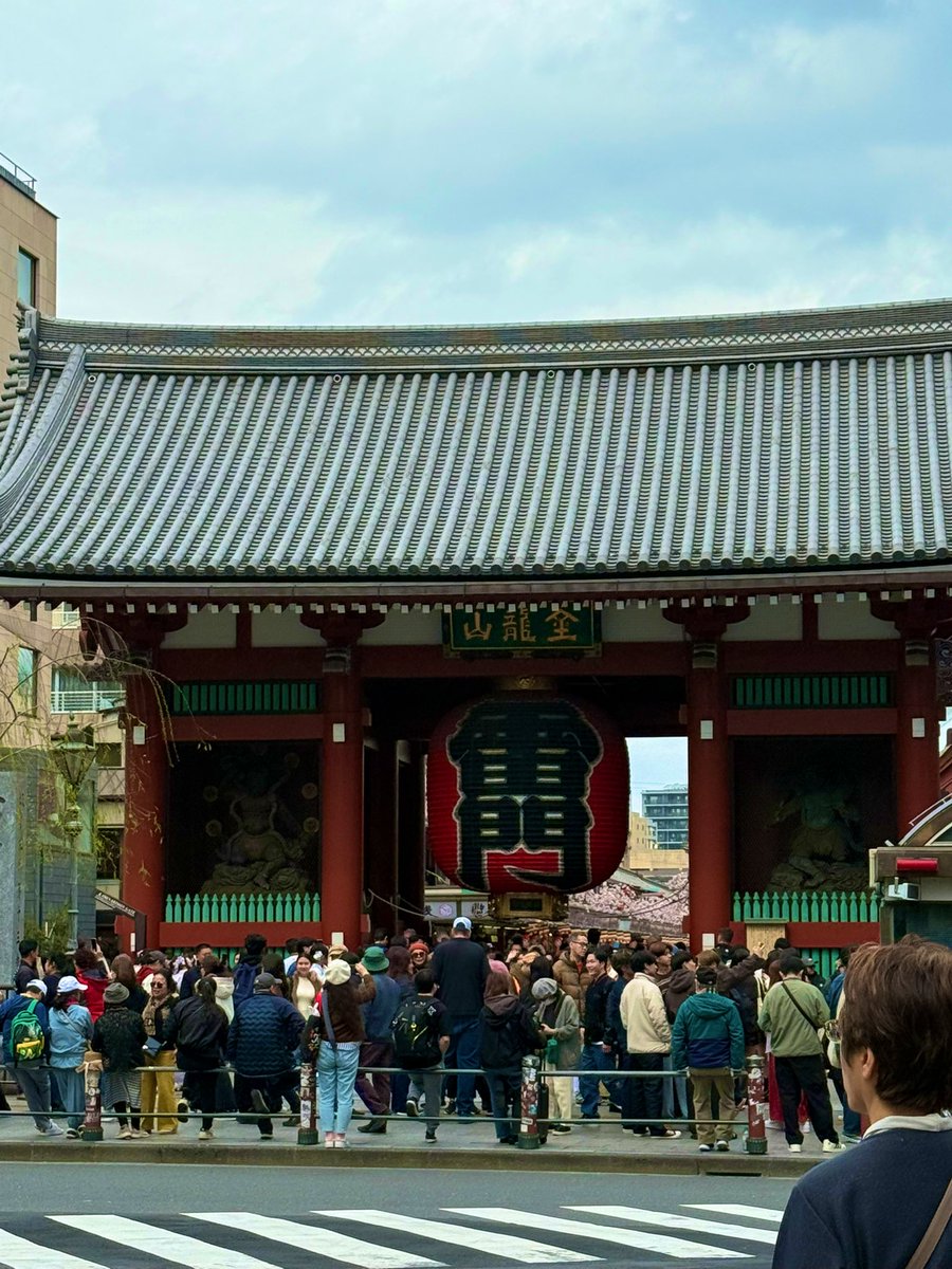 tsumami5050's tweet photo. 3月18日　東京　晴れ

今日は少し暖かいですね！
コートだと暑いです🫠

本日は、浅草へ足を運んでいます♪
大好きな場所です！

お店が沢山あって
何を食べたいか迷っちゃいますね！
ミッフィーの可愛いお店を見つけましたよ♡仲見世も賑わってます🫶🏻

皆様も良き1日をお過ごしください🍀

#浅草
#ASAKUSA