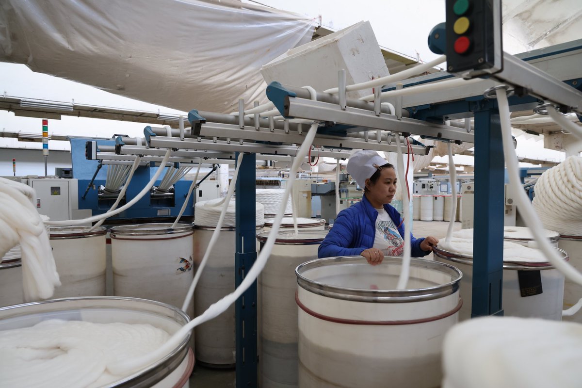 cherry43516667's tweet photo. #滨企创世界 On the annual fine yarn production line of Shandong Zhanhua Huanyu Textile Co., LTD., rolls of high-quality cotton thread keep coming off the production line. #好品山东 🇨🇳在山东沾化环宇纺织有限公司生产车年内细纱生产线上，一卷卷优质棉线源源不断地走下生产线。👍👍👍 https://t.co/BOYNFYQDqv