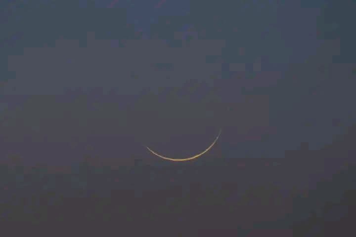 وداعًا يا رمضان…
يا شهر الرحمة والغفران، يا ضيفًا خفيفًا على القلب ثقيلًا في الميزان.
رحلت سريعًا وكأنك لحظة، فهل قُبل صيامنا وقيامنا؟
اللهم لا تجعله آخر عهدنا، واكتب لنا العودة إليه أعوامًا عديدة ونحن في أحسن حال 🤲💔
الصورة قبل قليل 🌙