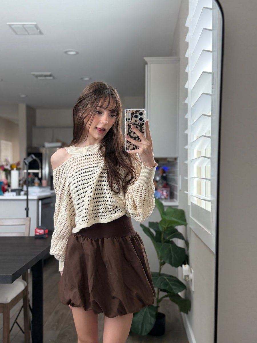 SoftKatrina15's tweet photo. shoutout to the person who invented a mirror cuz i would have died of dopamine deficiency if i never saw my face on a daily basis https://t.co/rlIHyh4ETG