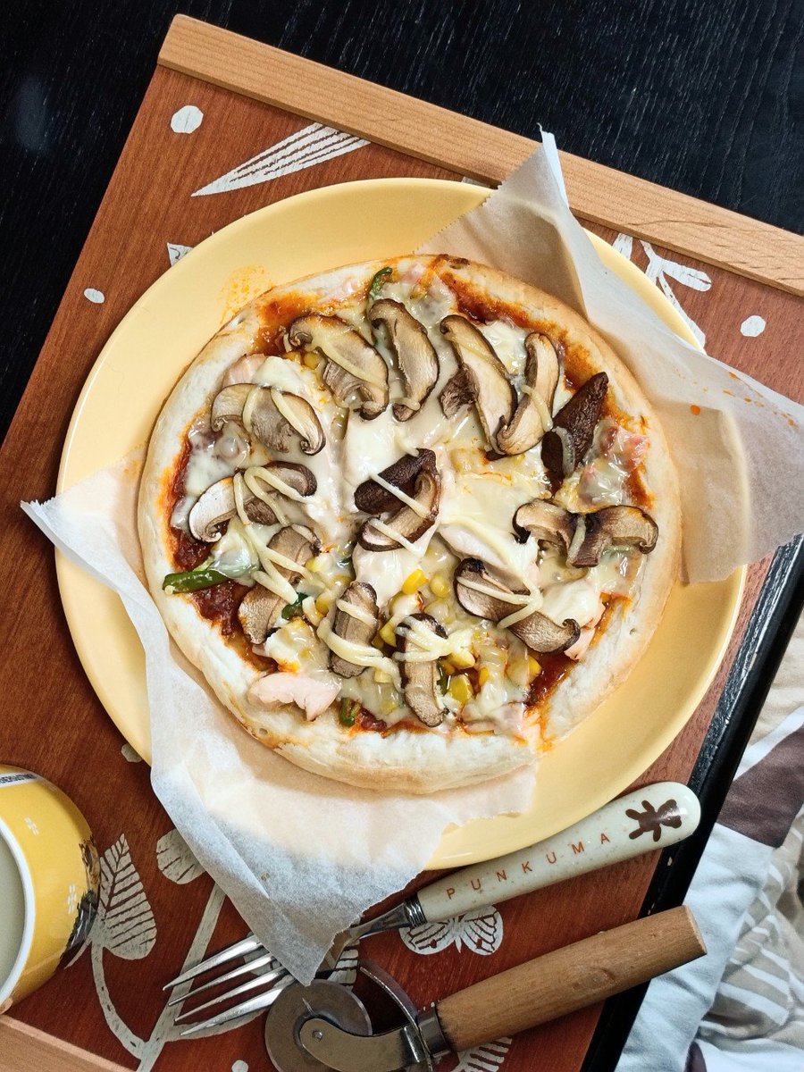 しいたけと鶏むね肉のピザを焼きましたのよ 