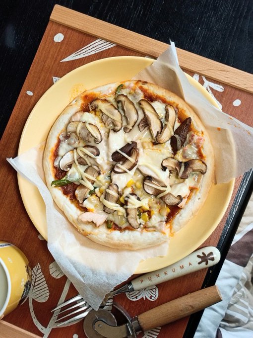 しいたけと鶏むね肉のピザを焼きましたのよ 