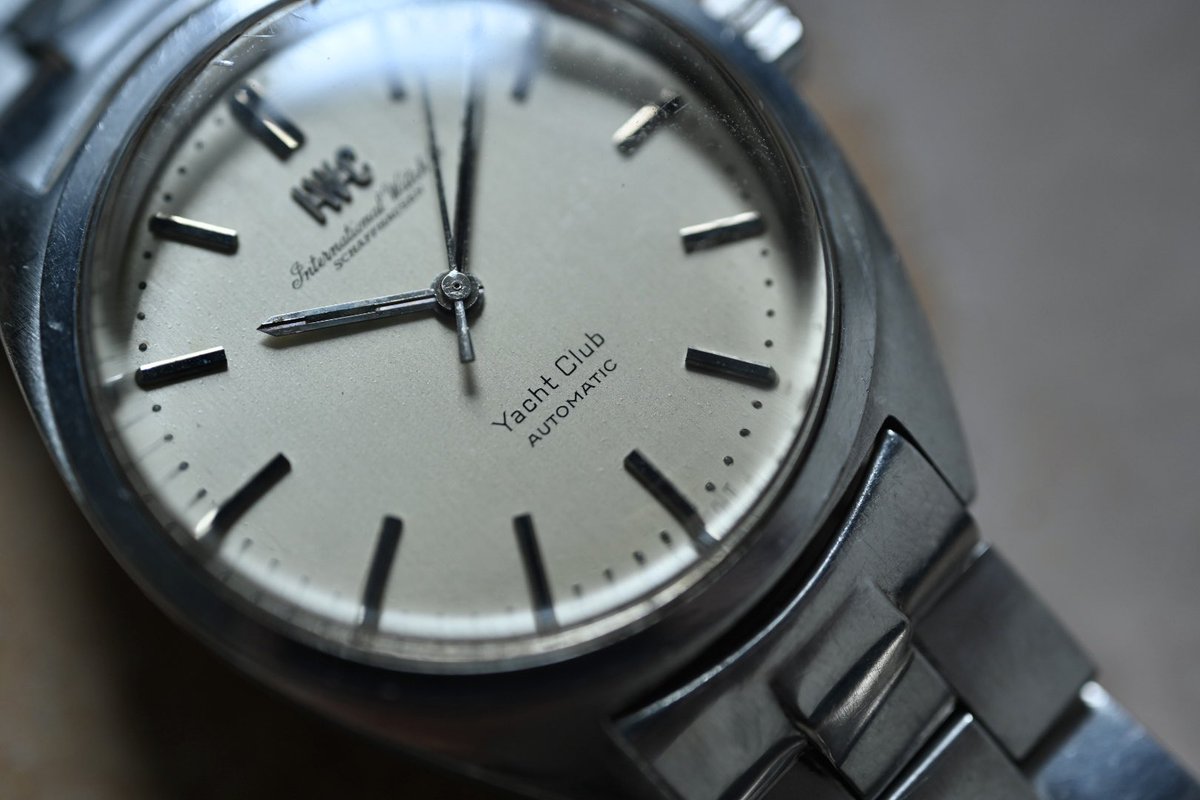 New Available.
1966年製のIWC ヨットクラブ。その厚みとサイズから普段取り扱うことがないものですが、これぞというものがあれば扱います。ノンデイト仕様にアイボリーの縦ヘアライン文字盤。ドレスウォッチの顔して、バリバリのスポーツウォッチというのが面白いです。