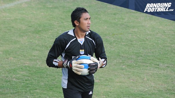 Mungkin cuma dia satu-satunya pesepakbola dari Pandeglang yang bisa dibanggakan. 

Disclaimer: iya betul lahirnya di Lebak (Rangkas), tapi kami orang Pandeglang menganggap dia adalah warga Pandeglang karena besar dan lahir dari Persipan. Fix no debat. Wkwkkwkwk.