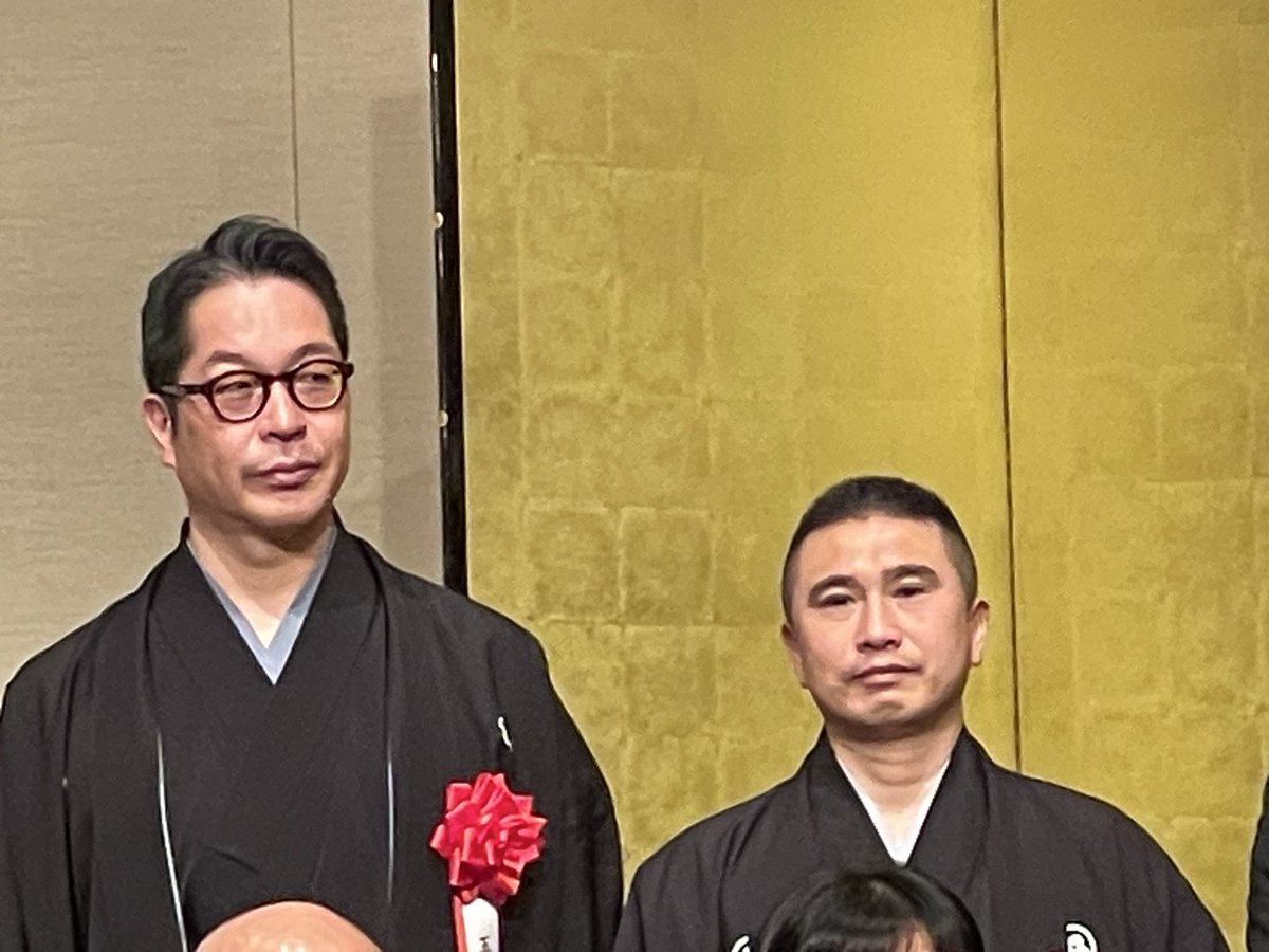 【演芸写真の部屋】
「地べたの二人」
でもなく
「湯船の二人」
でもなく
「緊張の二人！」

３／17、芸術選奨の贈賞式での写真撮影時の一コマ。
『新人賞の二人』
でもあります！