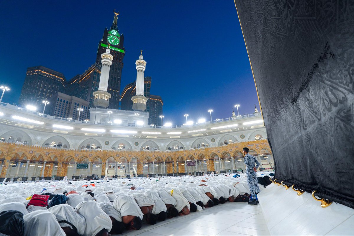 22_1w's tweet photo. 🕋 هندسة الحشود بروحانية.. كيف تُدار الملايين في مساحة واحدة وفي وقت واحد دون أن يتحول الأمر إلى كابوس تنظيمي؟
في #المسجد_الحرام، السر ليس في التخطيط فقط، بل في رجال أمن يحملون بين ضلوعهم "قلوباً تفيض لله" 🤍.
ثرد تحليلي https://t.co/447sY98bae