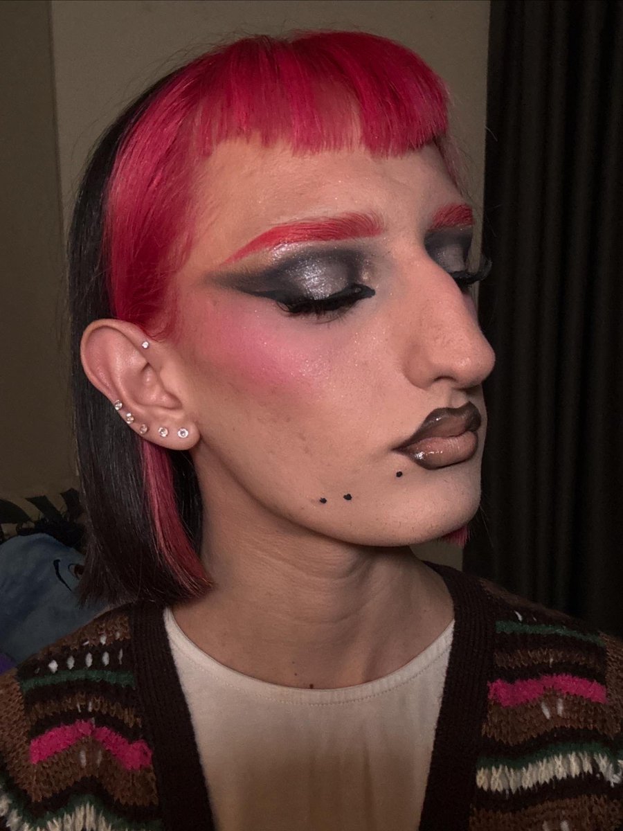 bamboo_camelleo's tweet image. Smoky eyes on 🖤✨  
#smokyeyes #makeupaddict #glamlook #eyemakeup #beautyvibes