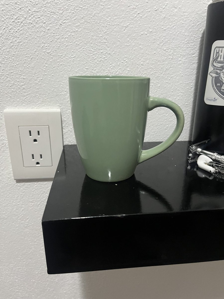 Miren me regalaron una taza verde IAHSKAJSJAJA amoooo
