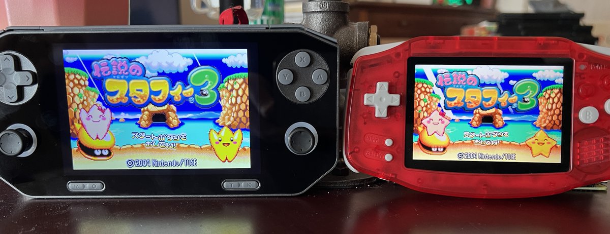 GAMEMT EX8

キター✨

全体のサイズ感的には一般的な16:9のハンドヘルドより小さくて、持った感じも「薄くて軽い」っていうのもスゴイなぁ

「3:2画面」と言ってもGBAの正数倍ではないにしろ、ピクセルパーフェクトでもこんなにデカく表示されます！