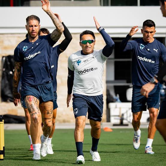 CDead_'s tweet photo. “Le das 2 vueltas a la cancha y te apuntas en la lista de asistencia”

- Vicente Espadas https://t.co/7yLmofHwva