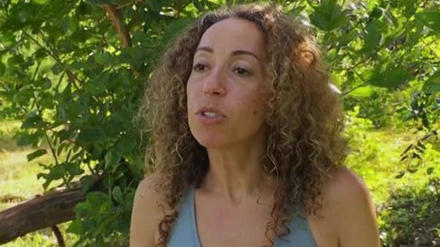 Chaa_Peters_'s tweet photo. Nora elle carry les épreuves mais est toujours ciblée, Karine carry son équipe sur les radeaux, elle a terminé 7e à la toute 1ere épreuve et a mis une branlée aux jeunes mais ça l'élimine en mode elle est faible. La misogynie et l'agisme envers les femmes on peut plus #KohLanta https://t.co/0XsdFLKYp3