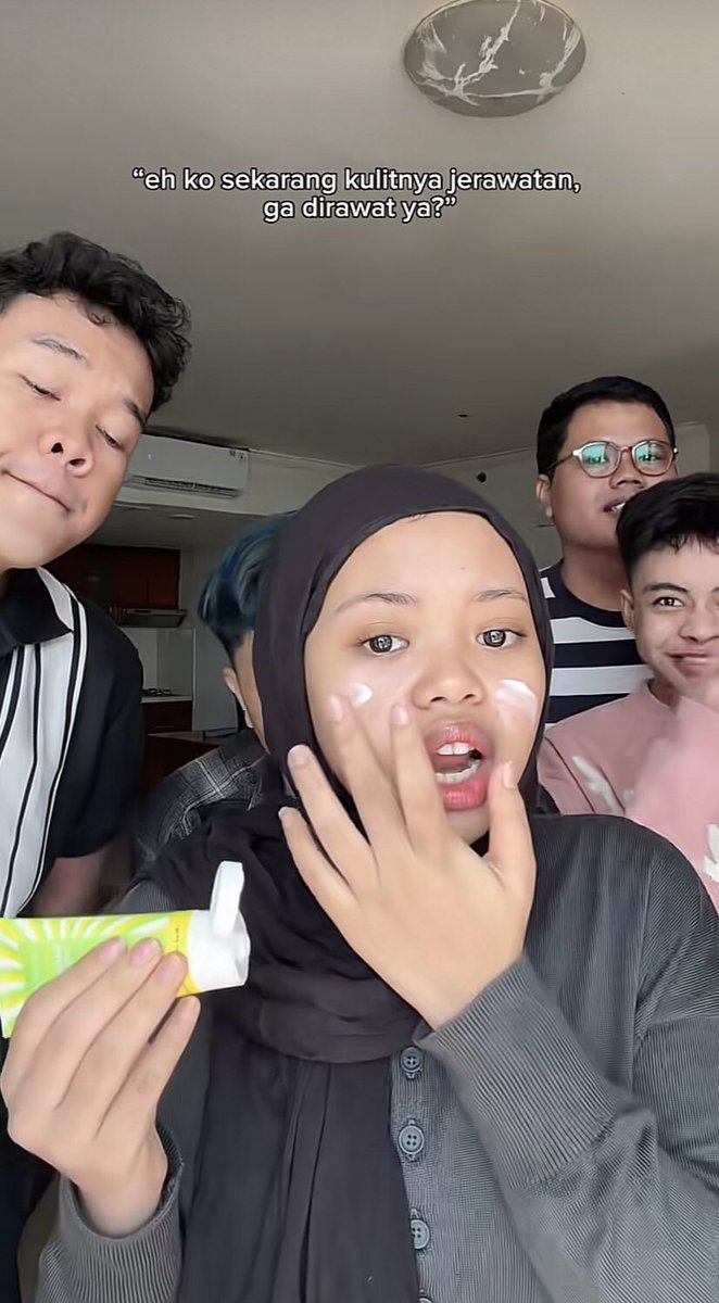 cukulateu's tweet photo. Pengen sumpelin mulutnya pake nastar banyak-banyak sama org yg bilang "iihh muka kamu jerawatan yaa, dirawat dong makanya".. 

dikira kita ga usaha ngerawat diri kali yaa🙃 https://t.co/ZnSKg2tH9D