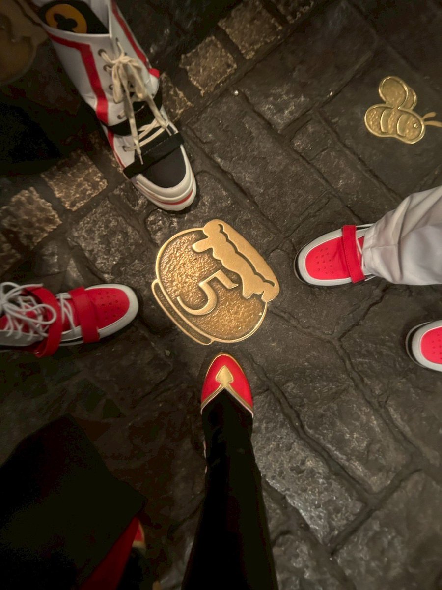 ついってくんのお陰で生きているすらある(日本語迷子)

6周年おめでとうございます

社畜もささやかにお祝いさせていただきます㊗️

来年は5人揃えたいね♠️

※検索避け
twst Cosplay
 #ツイステ仮装   #Dハロ仮装