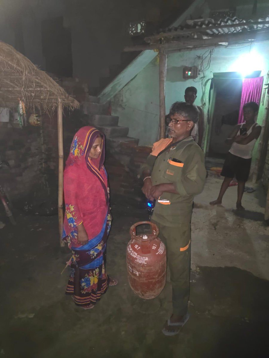 IOCL_BIHAR's tweet photo. When the moment demands, our LPG Warriors rise to the occasion—going the extra mile to ensure Kitchens don’t pause.

Extended-hour deliveries at Begusarai Indane Divisional Office stand as a testament to their commitment to timely service. https://t.co/rnBQbZfMMM