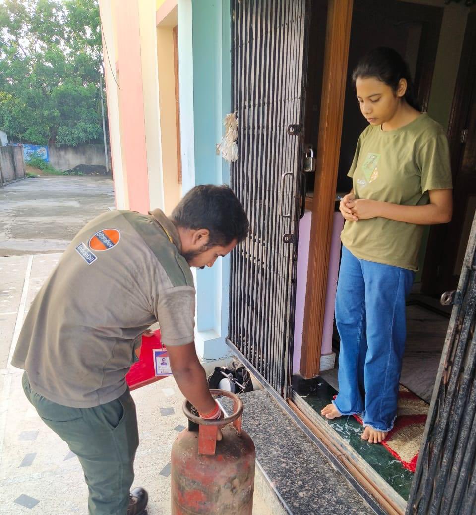 IOCL_BIHAR's tweet photo. When the moment demands, our LPG Warriors rise to the occasion—going the extra mile to ensure Kitchens don’t pause.

Extended-hour deliveries at Begusarai Indane Divisional Office stand as a testament to their commitment to timely service. https://t.co/rnBQbZfMMM