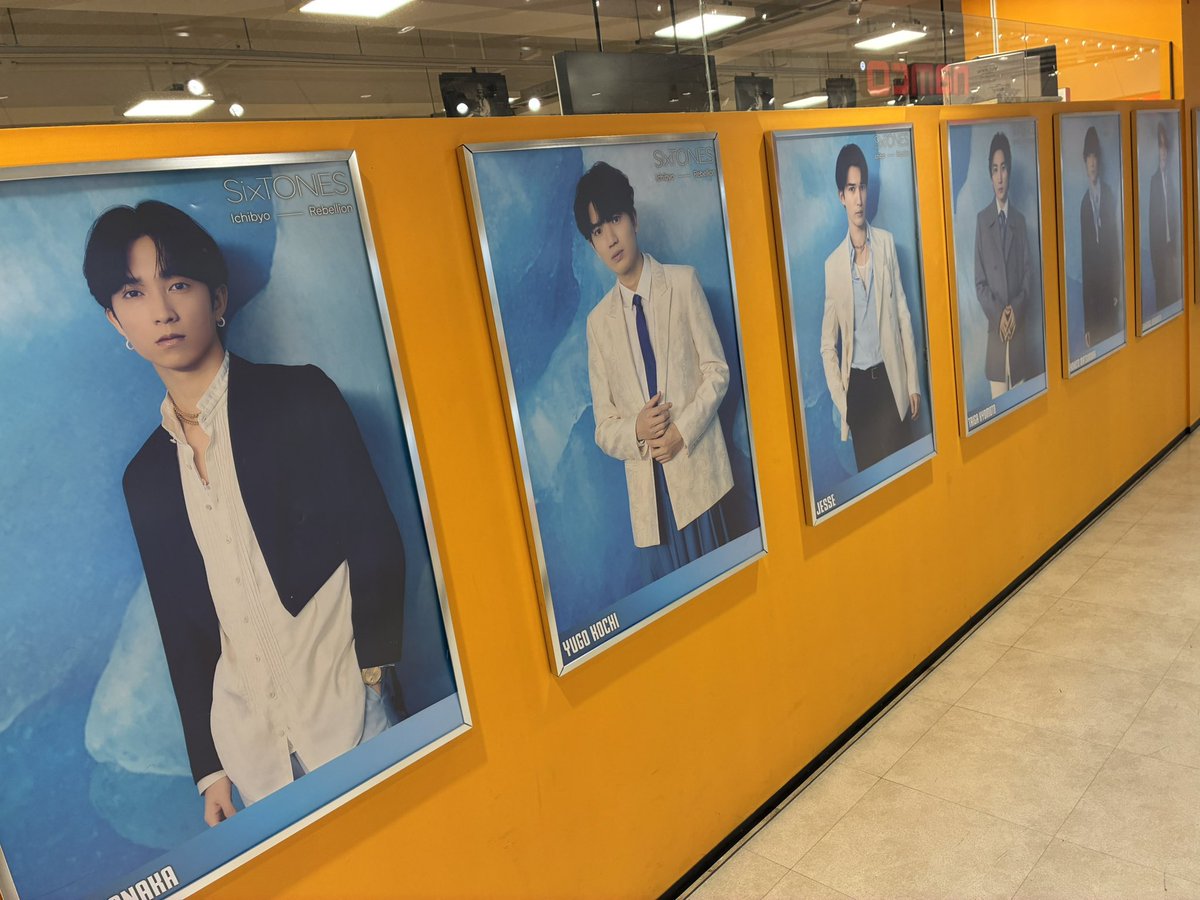 TOWER_Yokohama's tweet image. 【#SixTONES @SixTONES_SME】

💎New Single💎
『#一秒 / #Rebellion』
\ 本日発売日 /

発売を記念して
ソロポスターを期間限定掲出中✨
～3月23日(月)まで!!

🎁特典🎁
初回A：ショッパー
初回B：ステッカーシート
通常：クリアファイル

※特典はなくなり次第終了ですので、お求めの方はお早めに🙌