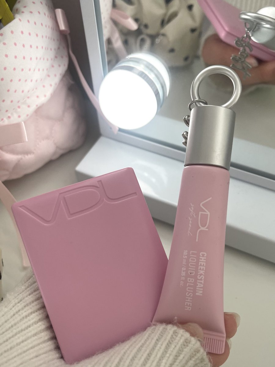 結局、リキッドチークを仕込んだ上にパウダーチークをのせるのが最適なので可愛くなりたい子は努力を怠らずにしてください…🎀🤍