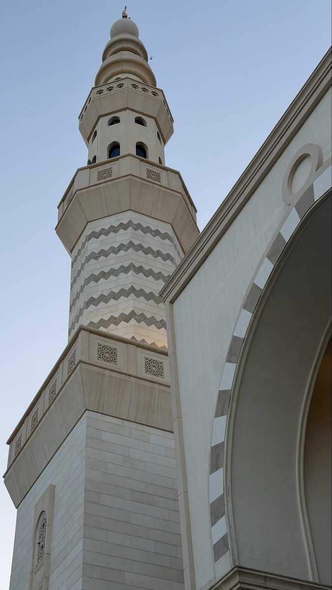 "نـفـرُّ إلـيك مـنَّـا فاعـفُ عـنا 
فنحن الناقصـون إلى كـمالِك
وتخجِلُنا المعاصي حين ندعو
وتطمعُنا صفاتُـك في سـؤالِك

وتخفى همهماتُ النفس فينا
وتعلمُ أنت ما يَـخفى هـنالك
سترت عيـوبنا حـتى استـحينا
وخاطبت العباد على جـلالِـك"

#ليله_٢٩