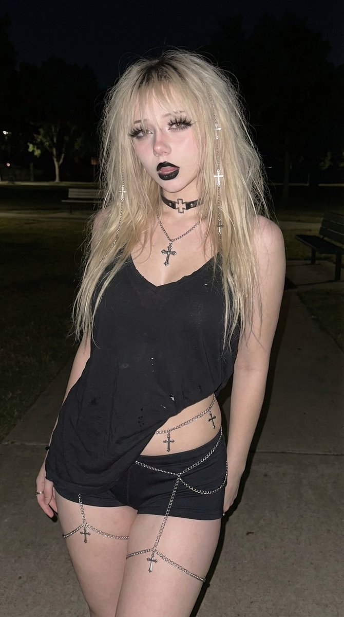 Goth Girl Anna tweet media