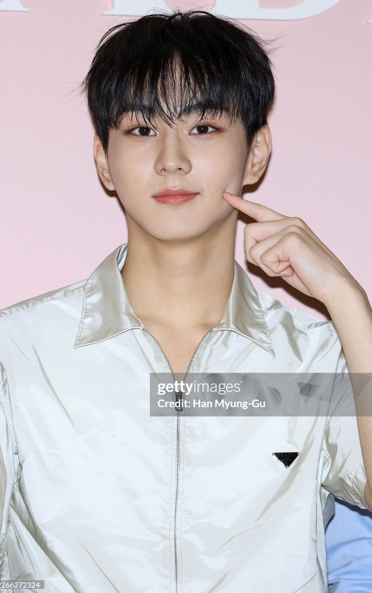 woncattos's tweet photo. 260312 PRADA 😺📸 getty images  #JUNGWON #정원 https://t.co/3jfDLzIb2Q