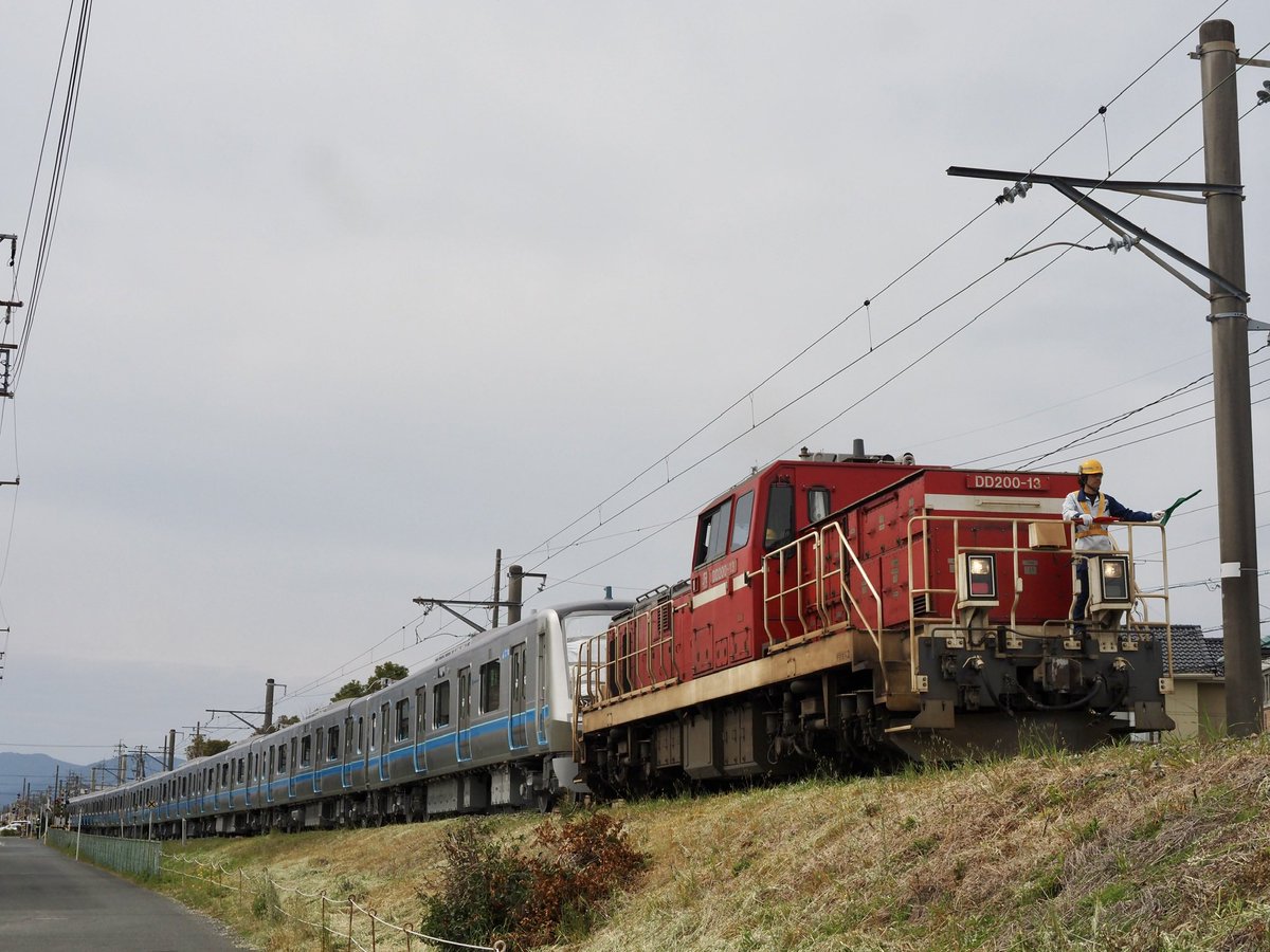 kd_5249's tweet photo. 2026.3.18
甲10(東海甲10)
9774レ
小田急電鉄5000形甲種輸送
DD200-6[愛]+5066f,10B
豊川にて
2026年度導入分の編成が先行して出場しました。今回ももころんと貼り紙がされていました。果たして5000形は今年何本導入されるでしょうか? https://t.co/jN5CSGdG0g