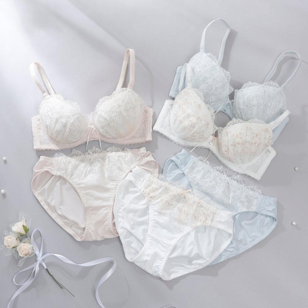 °⋆🫧₊𝒏𝒆𝒘 𝒂𝒓𝒓𝒊𝒗𝒂𝒍₊🫧⋆°

シェリーフルールシリーズ

小花と幾何柄の刺しゅうに
きらりとラメ糸を忍ばせて
繊細で可憐な雰囲気に𓂃𓈒𓏸

ブラの中心とショーツには
華奢なロングリボンを添えて˖ . ݁𝜗𝜚. ݁₊

🛒x.gd/RmoSE