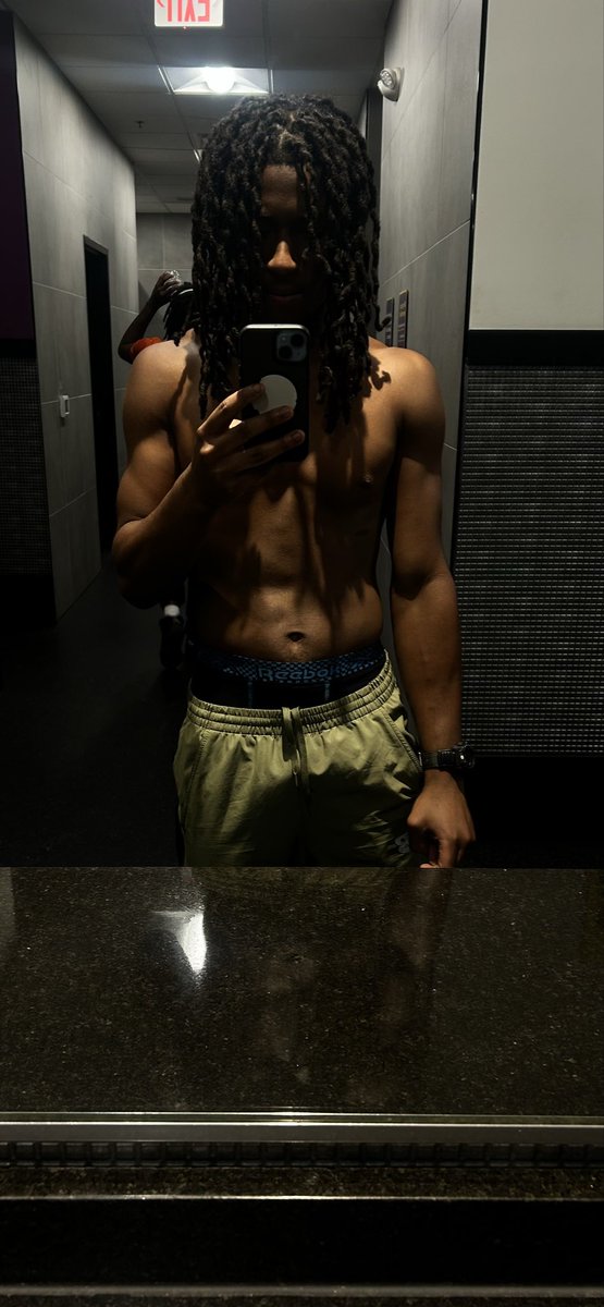 CmereMorton1's tweet image. Late night early dreams 🏋️‍♂️putting in extra work when nobody’s watching because I know what I’m chasing Coaches,I’m locked in and ready to prove it. #StudentAthlete #RecruitMe #NoDays @tony_woolfolk