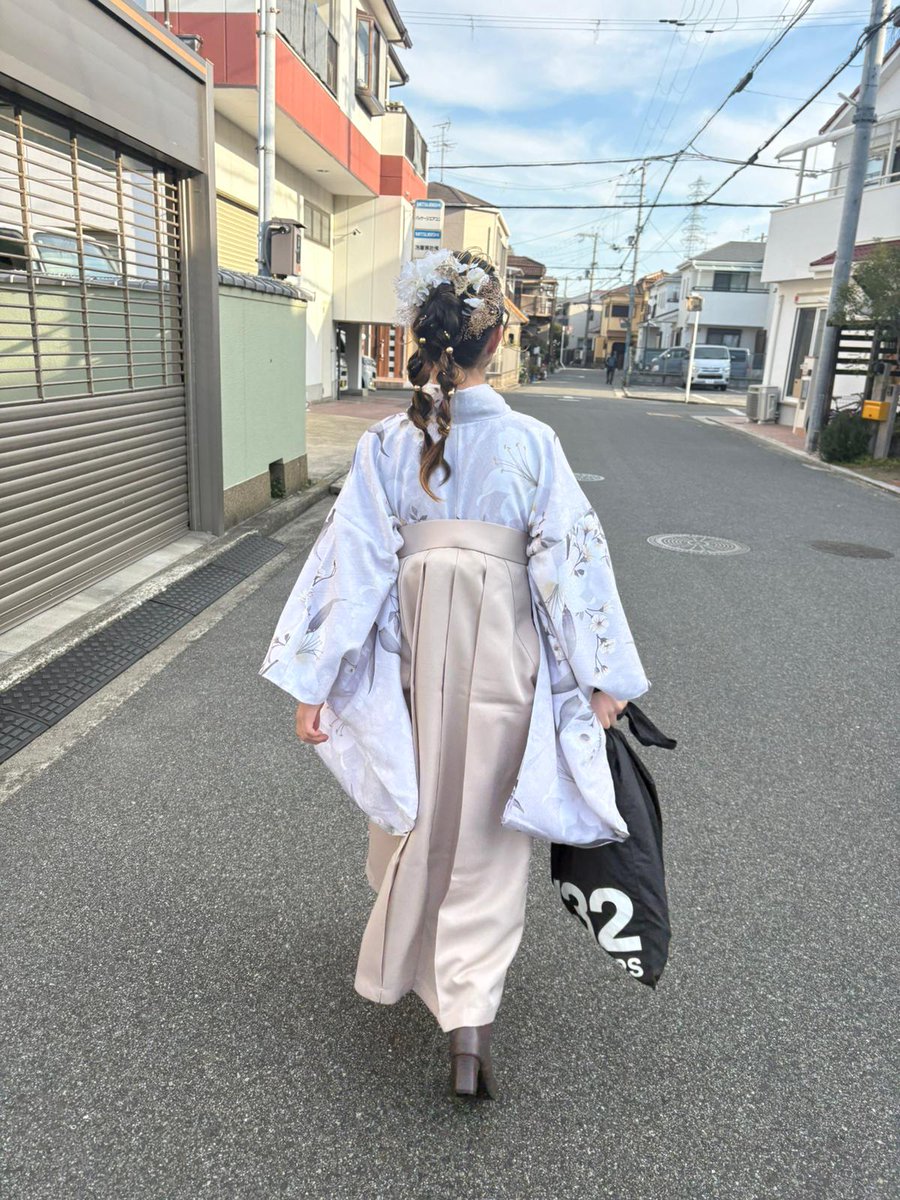 そいや昨日、一番上の孫っちが小学校卒業式やってんけど、最近は袴が主流なんかして女の子の７〜８割は袴やったらしい…💦