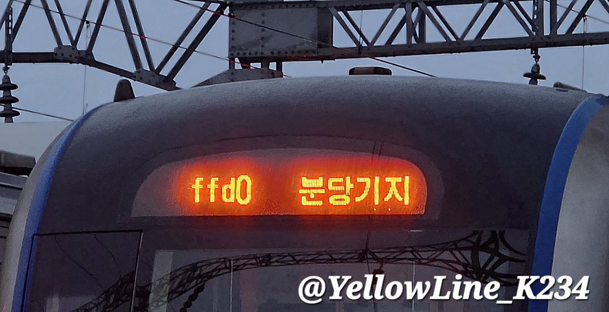YellowLine_K234's tweet photo. 열번이 ffd0?? 행선기에 무슨 색상을 띄우고 싶었길래...... 
(참고로 주둥이는 절연구간 통과이후 RGB배경이 번갈아가며 나오거나 알 수 없는 IP주소를 띄운다죠.) https://t.co/Z4aKZieHfq