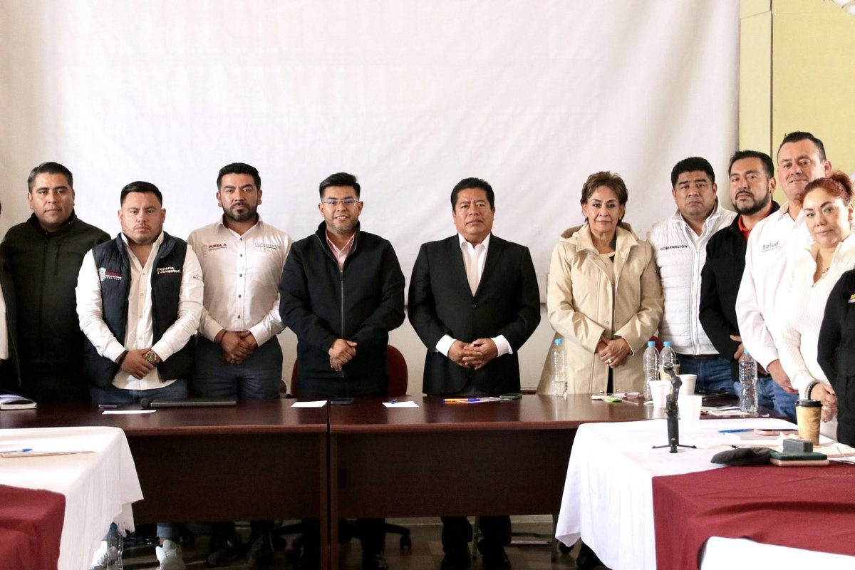 Diario_Cambio's tweet image. 🔴 #Interesante | En Tecamachalco, el edil Mateo Hernández López recibió el encuentro de Delegados, Directores y alcaldes de la Microregión 15, con el objetivo de fortalecer la coordinación interinstitucional

#diariocambio #Puebla @MateoHdzl