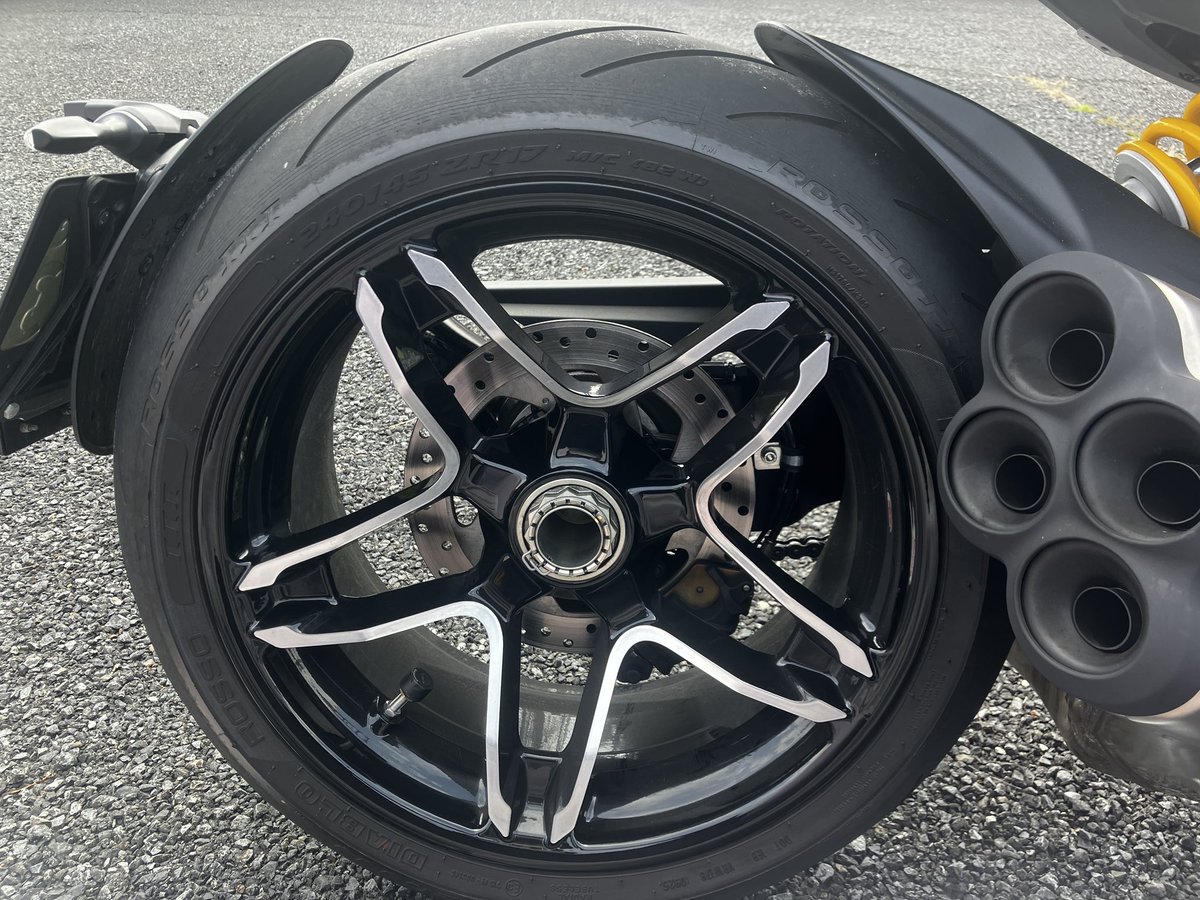 XDIAVEL_V4's tweet photo. リムステッカー貼りました！かなーり気に入りました♪
#xdiavel #DUCATI #MDFステッカー https://t.co/jl5e27hX2r