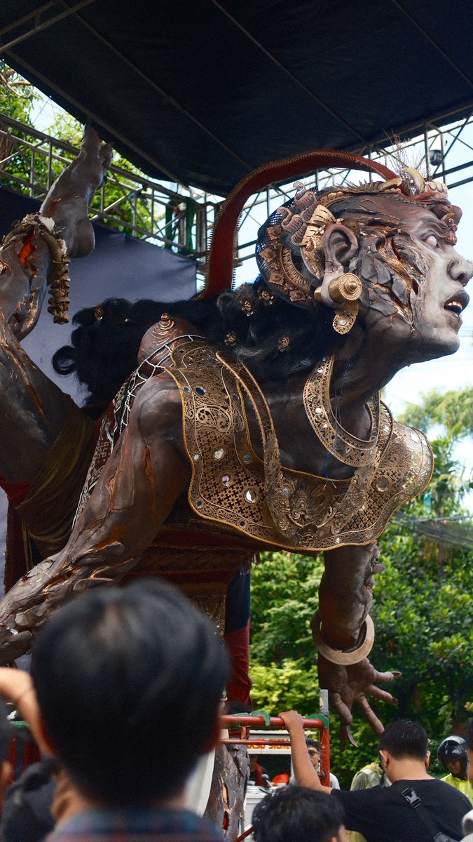 Selalu excited kalo pas hari raya Nyepi, dengan rangkainnya upacaranya entah sebelum dan pas lagi hari rayanya juga, melihat ogoh-ogoh udh pasti jadi hal yg harus dilakukan, btw aku gak ikut bikin tp ikut bangga. Ini saya dalam rangkain jalan menuju pulang, di mulai dari sini.